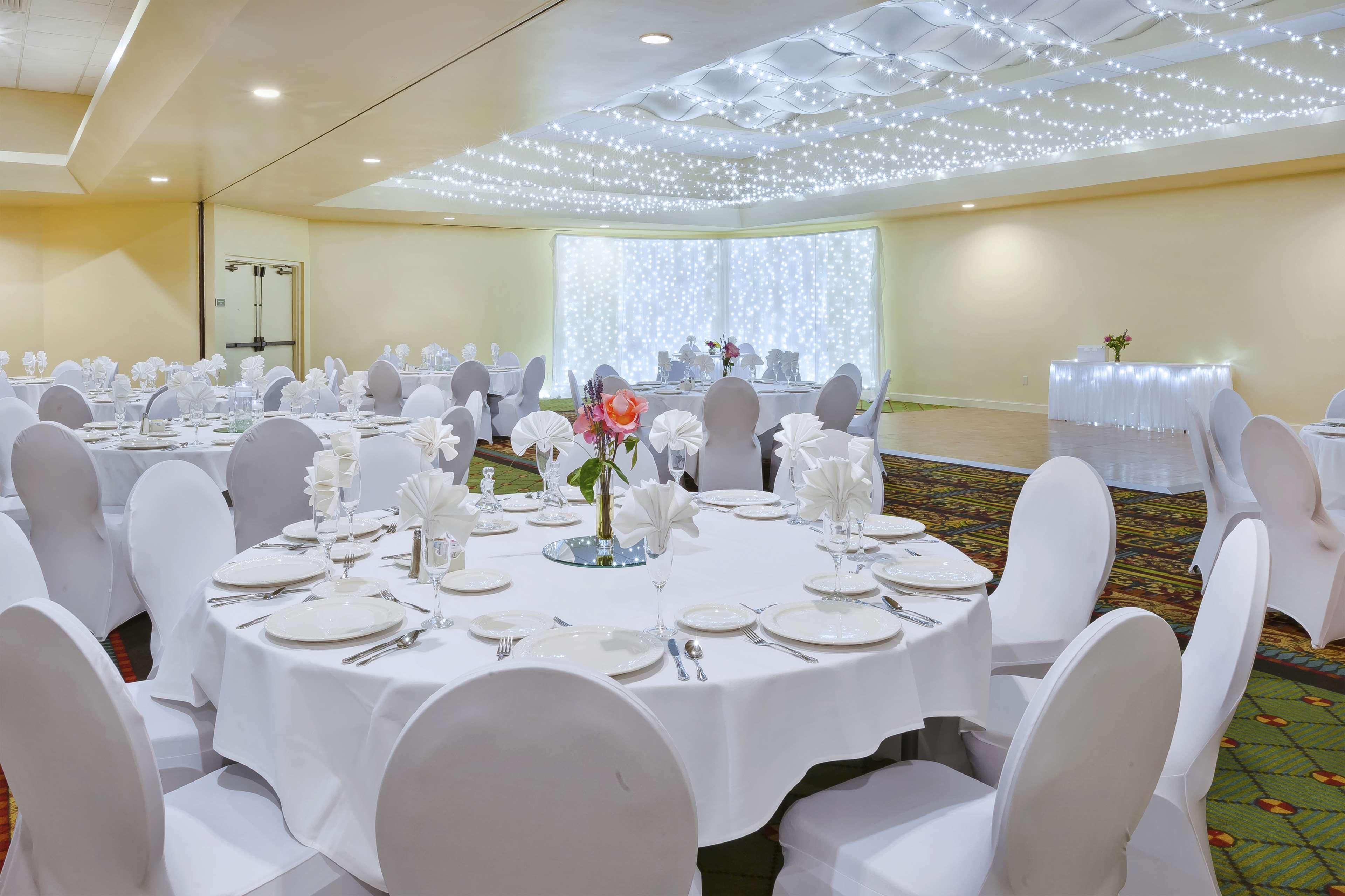 Doubletree By Hilton Holland Hotel Buitenkant foto