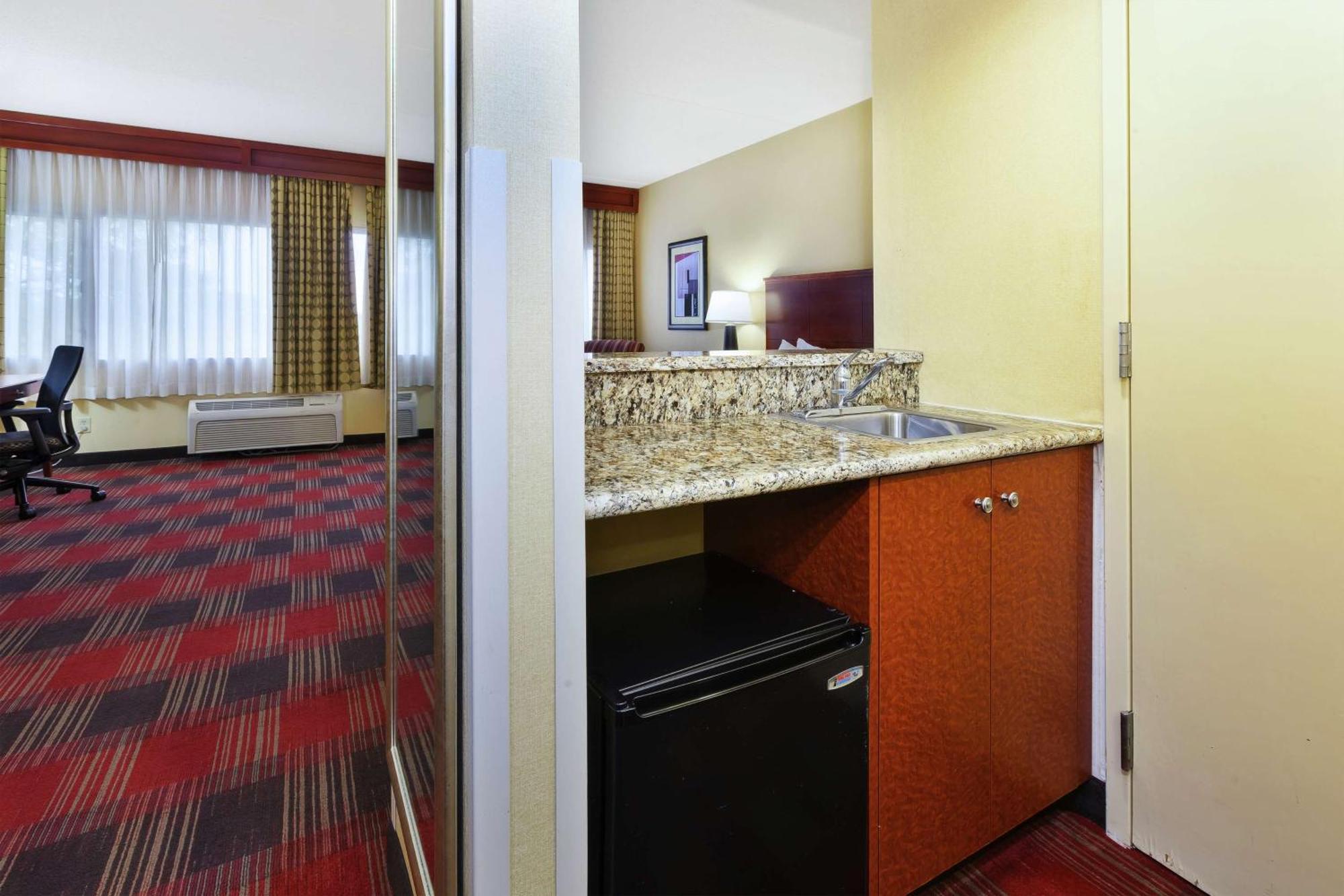 Doubletree By Hilton Holland Hotel Buitenkant foto